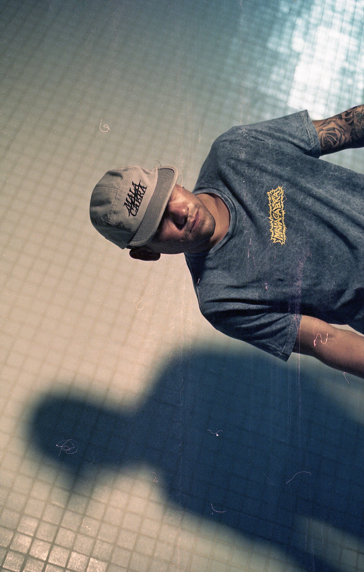 Playera Acid Wash "Sensorialmente Despiertos"/ Azul Marino